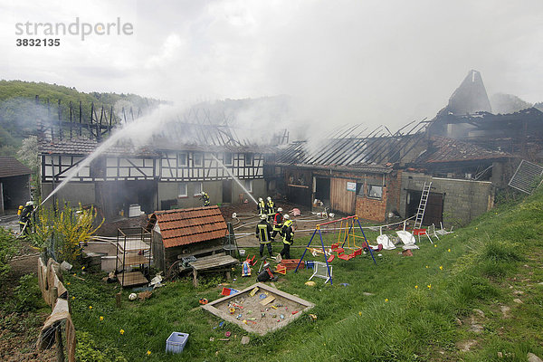 DEU  Heppenheim  Ober-Hambach  28.04.2006 Großbrand eines Bauernhofes  Rettungseinsatz der Feuerwehr   Feuerwehrmänner bei der Brandbekämpfung