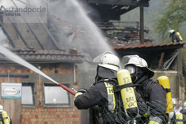 DEU  Heppenheim  Ober-Hambach  28.04.2006 Großbrand eines Bauernhofes  Rettungseinsatz der Feuerwehr   Feuerwehrmänner bei der Brandbekämpfung