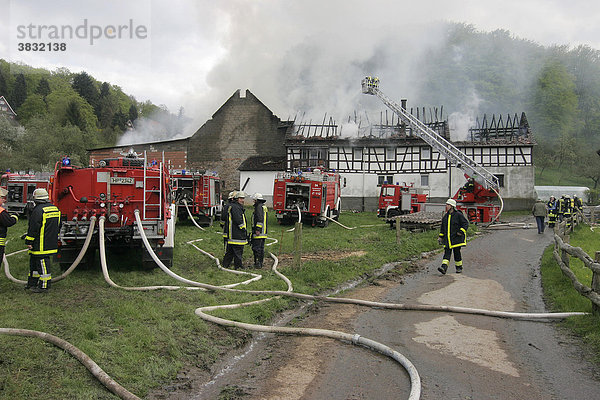 DEU  Heppenheim  Ober-Hambach  28.04.2006 Großbrand eines Bauernhofes  Rettungseinsatz der Feuerwehr   Feuerwehrmänner bei der Brandbekämpfung