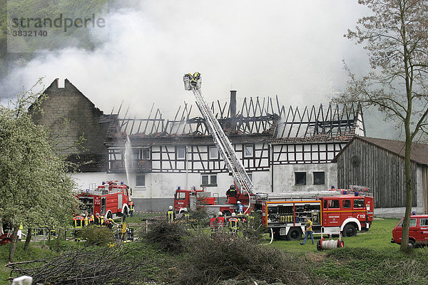 DEU  Heppenheim  Ober-Hambach  28.04.2006 Großbrand eines Bauernhofes  Rettungseinsatz der Feuerwehr   Feuerwehrmänner bei der Brandbekämpfung