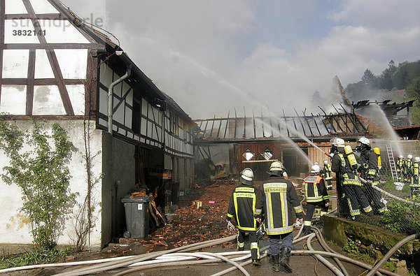 DEU  Heppenheim  Ober-Hambach  28.04.2006 Großbrand eines Bauernhofes  Rettungseinsatz der Feuerwehr   Feuerwehrmänner bei der Brandbekämpfung