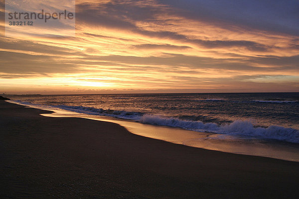 Spanien  El Vendrell  Coma Ruga Einsamer Strand in der Vorsaison  vor Beginn der Urlaubszeit  Costa Dorada  Sonnenaufgang am Meer