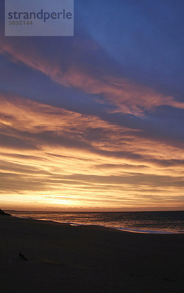 Spanien  El Vendrell  Coma Ruga Einsamer Strand in der Vorsaison  vor Beginn der Urlaubszeit  Costa Dorada  Sonnenaufgang am Meer