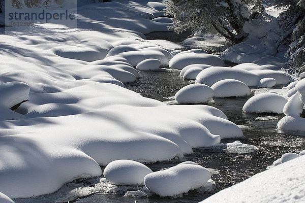 Unberührte Schneehügel an einem Fluß
