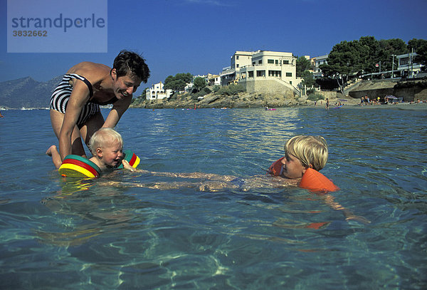Einjähriger und Vierjähriger im Wasser - Mallorca - Spanien