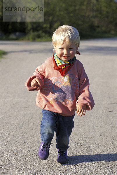 Eineinhalbjähriger Junge läuft