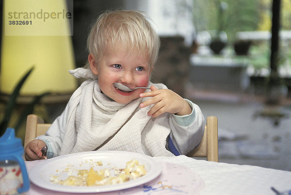 Eineinhalbjähriger Bub beim Essen