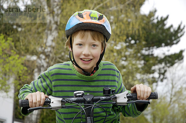 Junge auf Fahrrad mit Fahrradhelm