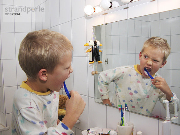 Siebenjaehriger Junge beim Zaehneputzen