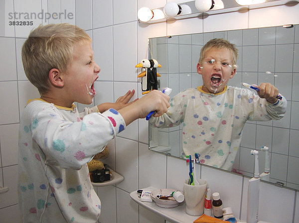 Siebenjaehriger Junge beim Zaehneputzen