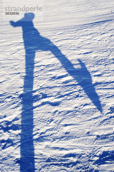 Schatten eines Mannes im Schnee