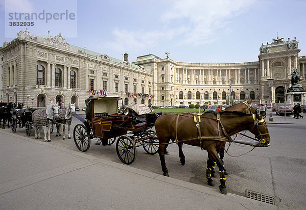 Neue Hofburg with horse-drawn carriages  Heldenplatz  Vienna  Austria