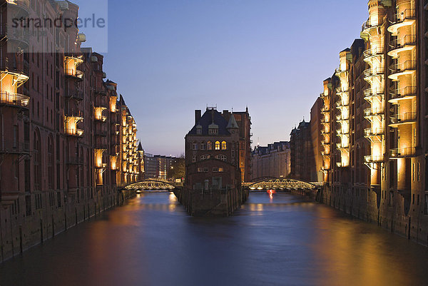 Das Wasserschloss in der Hamburger Speicherstadt bei Nacht  Hamburg  Deutschland