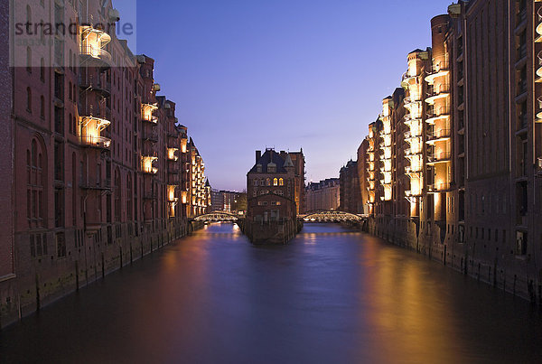 Das Wasserschloss in der Hamburger Speicherstadt bei Nacht  Hamburg  Deutschland