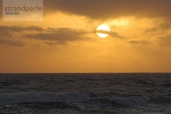 Sonnenuntergang am Nordseestrand auf Sylt  Schleswig Holstein  Deutschland