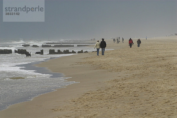 Spaziergänger bei schlechtem Wetter am Strand von Westerland auf Sylt  Schleswig Holstein  Deutschland
