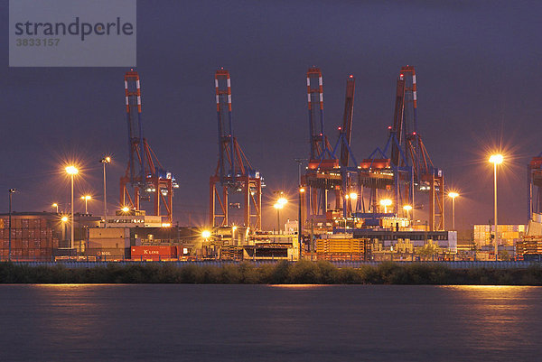 Ladebrücken im Containerhafen in Hamburg bei Nacht  Deutschland