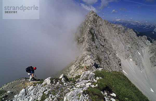 Bergsteigerin auf dem Innsbrucker Klettersteig Österreich