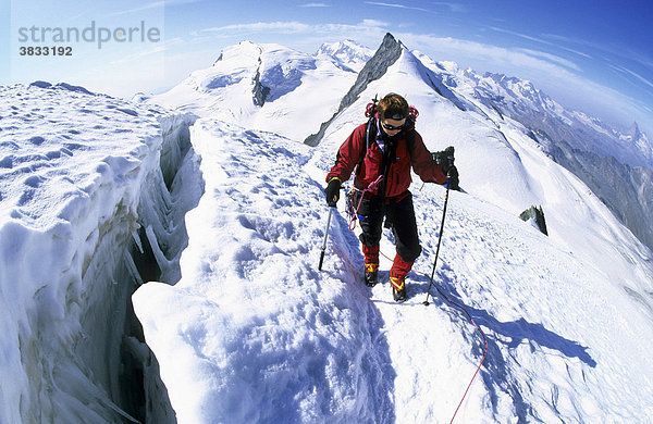 Bergsteigerin an einer Gletscherspalte am Allalinhorn Wallis Schweiz