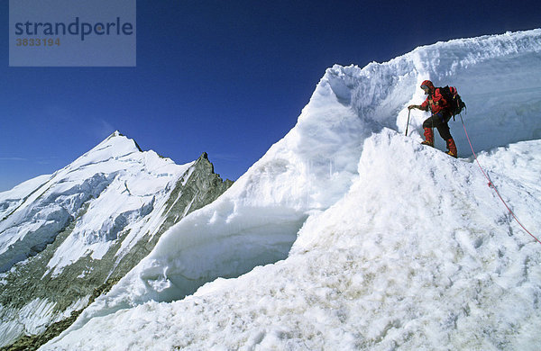 Bergsteigerin an einer Gletscherspalte am Bishorn im Wallis Schweiz