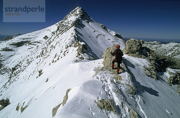 Bergsteigerin auf dem Grat zur Ödkarspitze im Karwendel Deutschland