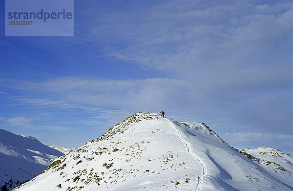 Schneeschuhgeherin am Gipfel des Schellenberg im Sellrain Österreich