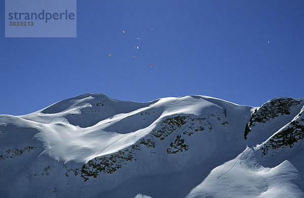 Gleitschirmflieger über dem Falzerkopf im Kleinwalsertal Österreich