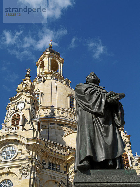 Dresden  Sachsen  Dresdener Altstadt mit der neuaufgebauten Frauenkirche und dem Martin Luther Denkmal