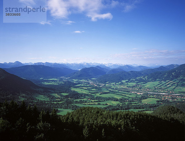Oberbayern Isarwinkel Lenggries   Blick vom Geigerstein über Wegscheid und Isar zum Karwendel