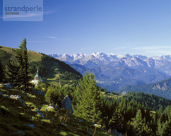 Oberbayern Mangfallgebirge   Blick vom Wallberg über zum Karwendelgebirge