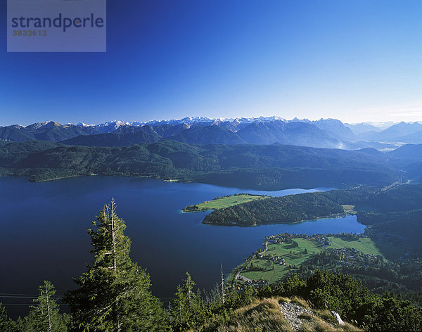 Oberbayern Walchensee Karwendelgebirge   Blick vom Herzogstand