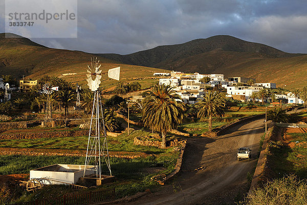 Dorf Toto bei Pajara   Windrad   Fuerteventura   Kanarische Inseln