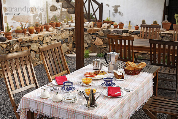 Frühstückstisch im Landhotel Casa Isaitas in Pajara   Fuerteventura   Kanarische Inseln