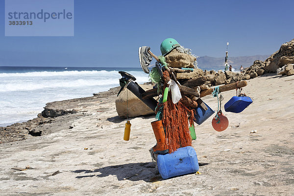 Kunstwerk aus Strandgut - Istmo de la Pared   Playa de Barlovento   Fuerteventura   Kanarische Inseln