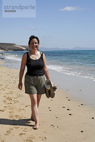 Frau läuft barfuß   Playa de Sotavento   Jandia   Fuerteventura   Kanarische Inseln