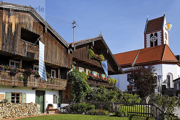 Bauernhäuser und Kirche in Wackersberg   Isarwinkel   Oberbayern