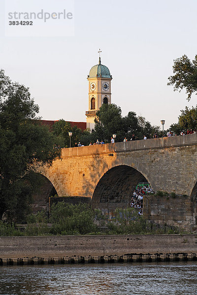 Steinerne Brücke über Donau und Kirche St. Mang in Regensburg Oberpfalz Bayern