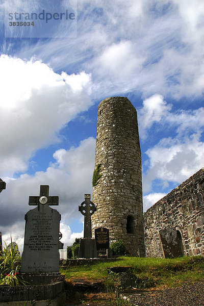 Friedhof mit Rundturm in Irland / County Mayo / Aghagower Church