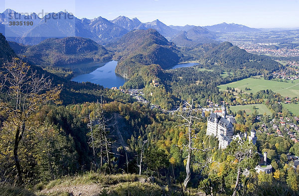 Fuessen  DEU  10.10.2005 - Koenigsschloesser Neuschwanstein (v.) und Hohenschwangau (h.)