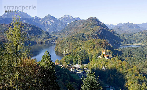 Fuessen  DEU  10.10.2005 - Koenigsschloesser Neuschwanstein (v.) und Hohenschwangau (h.)