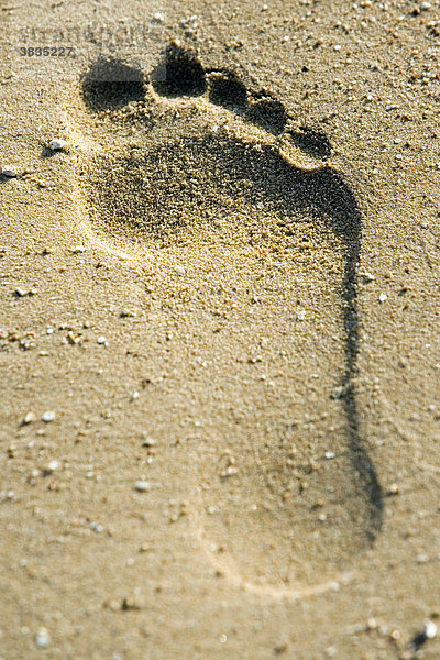 Ein Fußabdruck an einem einsamen Strand