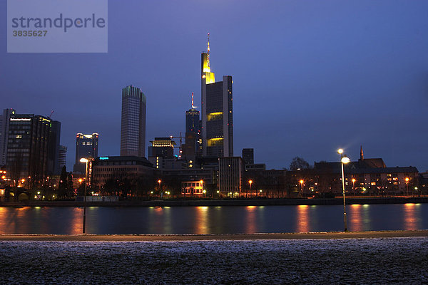 Sicht über den Main auf die Skyline von Frankfurt mit dem Commerzbankgebäude