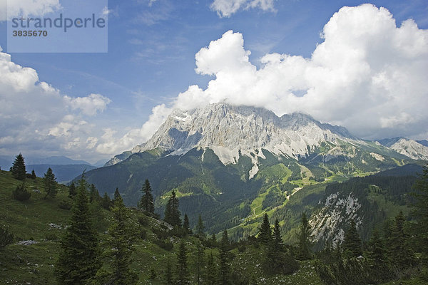 Blick von der Sonnenspitze bei Ehrwald in Österreich auf Bergpanorama mit dem Zugspitzmassiv