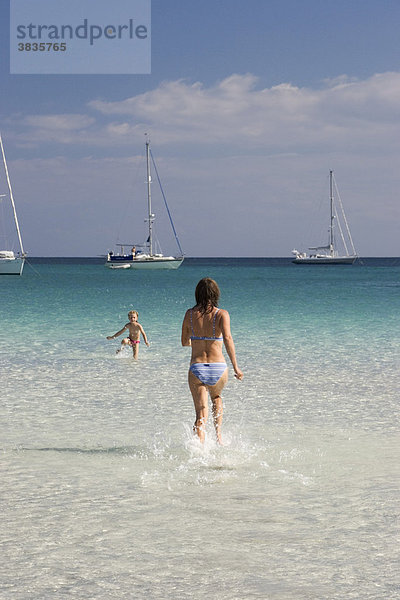 Frau läuft ins Wasser  Strand Cala Brandinchi Ostküste Sardinien