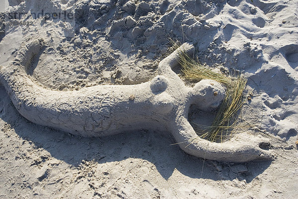 Meerjungfrau aus Sand am Strand Mittelmeer