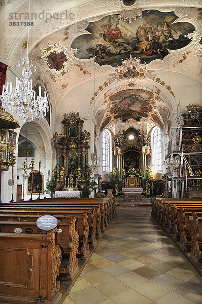 Kirche St. Peter und Paul  erbaut 1746  mit Deckengemälde und Hauptaltar  Mittenwald  Bayern  Deutschland  Europa