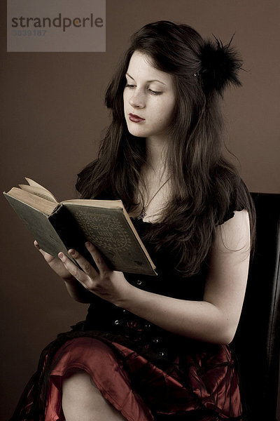 Frau  Gothic  Buch  lesen