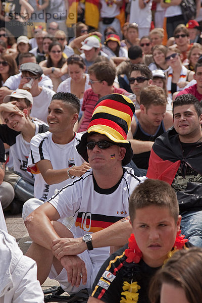 Deutsche Fußballfans beim Public Viewing während der Fußball WM 2010 beim Spiel Serbien gegen Deutschland vor dem Olympiastadion  Berlin  Deutschland  Europa
