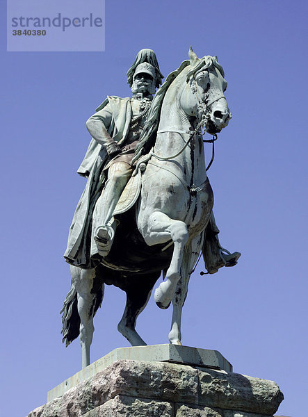 Reiterstandbild eines preußischen Königs an der Hohenzollernbrücke  Köln  Nordrhein-Westfalen  Deutschland  Europa