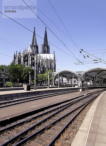 Gleise am Kölner Hauptbahnhof mit Blick auf den Dom  Köln  Nordrhein-Westfalen  Deutschland  Europa